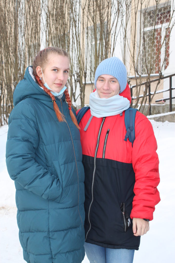 Sonya i Mariya VLGAFK 683x1024 - Как успешно сдать экзамены? Секретами делятся великолукские студенты!