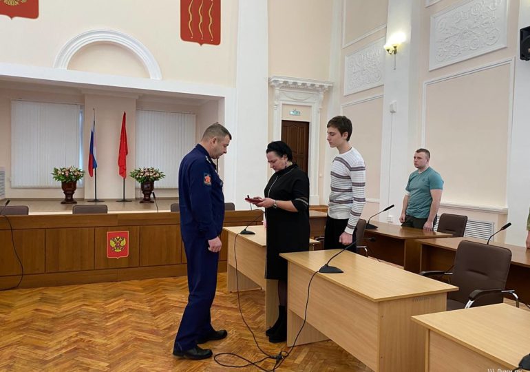 Семье героически погибшего на Украине Романа Щеблыкина вручили Орден Мужества