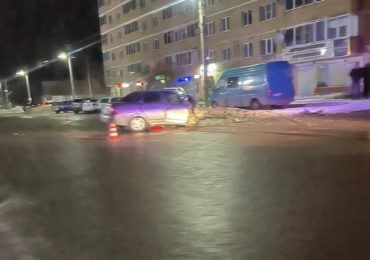 Двое несовершеннолетних пострадали в аварии на Холмской