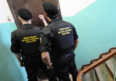 Из-за долгов по коммунальным услугам великолучанку могут лишить квартиры