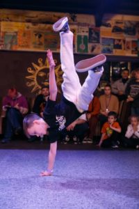 Na odnoj ruke stoit Mironov Andrej 200x300 - Брейкинг научит не сдаваться!